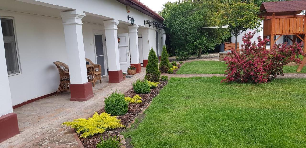 Harmonia Paraszthaz Es Apartman Poroszlo Exterior photo